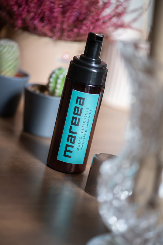 mousse detergente alla nocciola e alla camomilla